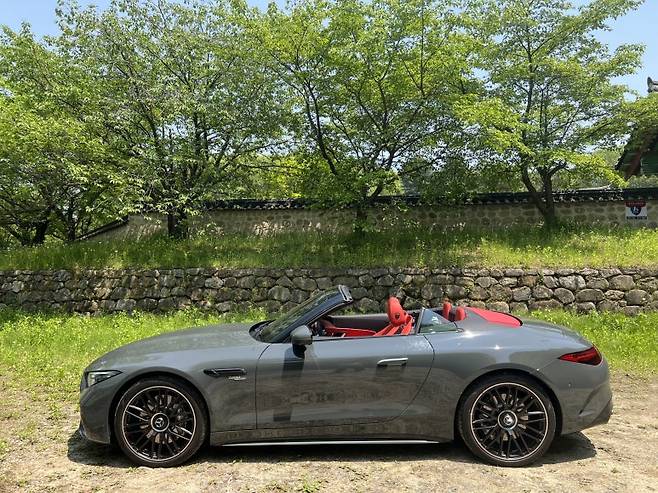 소프트탑을 오픈한 메르세데스-AMG SL43. 사진=이상진