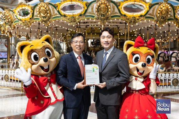 레저 업계 최초 8회 연속 '실내공기질인증' 획득_인증서 수여 기념 촬영 중인 롯데월드 김기훈 영업본부장(오른쪽)과 한국표준협회 김태형 인증본부장(왼쪽). ⓒ롯데월드