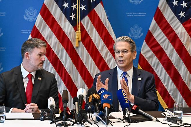 스콧 베센트(오른쪽) 미국 재무장관과 제이미슨 그리어 미국 무역대표부(USTR) 대표가 12일(현지시간) 스위스 제네바에서 기자회견을 열고 미중 무역협상 결과에 대해 설명하고 있다. (사진=AFP)