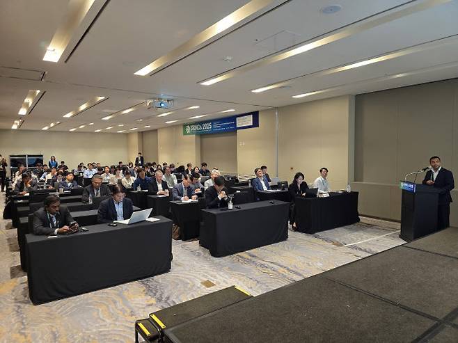 카밀라 호주 RMIT대학 교수가 12일 제주 신화월드에서 열린 ‘3RINCs 2025’에서 호주 시멘트 산업의 CO₂ 절감 방안을 발표하고 있다.(사진=한국시멘트협회)