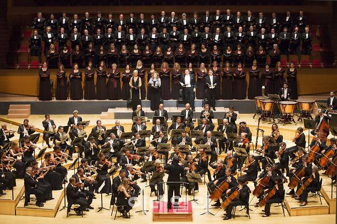 정명훈 지휘자와 라 스칼라 오케스트라와 합창단의 2016년 8월 롯데콘서트홀 개관 시리즈 공연 장면. (사진=롯데문화재단)