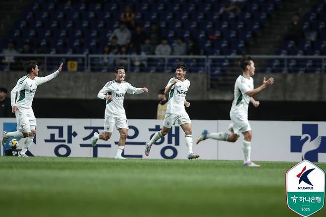 11일 광주FC와 경기에서 전진우의 골이 터지자 기뻐하는 전북 현대 선수들