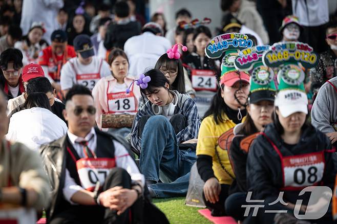 11일 오후 서울 서초구 잠수교에서 열린 '2025 한강 멍때리기 대회' 참가자들이 멍하니 있다. ⓒ News1 이승배 기자