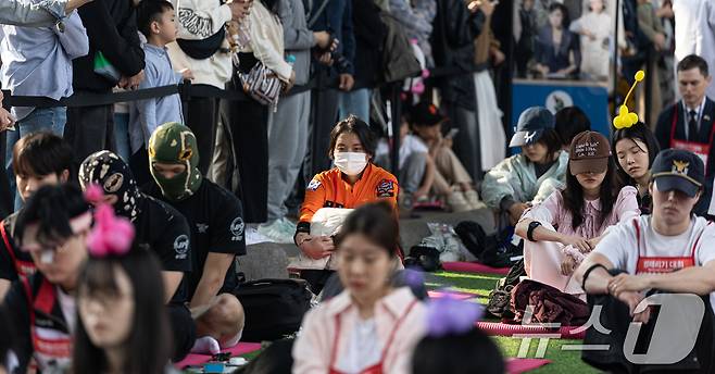 11일 오후 서울 서초구 잠수교에서 열린 '2025 한강 멍때리기 대회' 참가자들이 멍하니 있다. 2025.5.11/뉴스1 ⓒ News1 이승배 기자