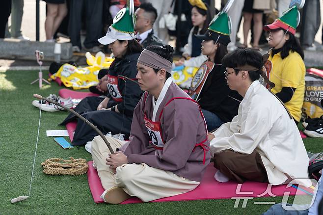 11일 오후 서울 서초구 잠수교에서 열린 '2025 한강 멍때리기 대회' 참가자들이 멍하니 있다. 2025.5.11/뉴스1 ⓒ News1 이승배 기자