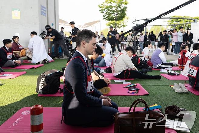 11일 오후 서울 서초구 잠수교에서 열린 '2025 한강 멍때리기 대회' 참가자들이 멍하니 있다. 2025.5.11/뉴스1 ⓒ News1 이승배 기자