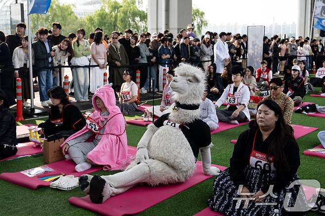 11일 오후 서울 서초구 잠수교에서 열린 '2025 한강 멍때리기 대회' 참가자들이 멍하니 있다. 2025.5.11/뉴스1 ⓒ News1 이승배 기자