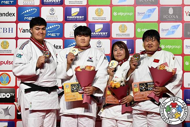유도 그랜드슬램 금메달을 차지한 이현지(왼쪽에서 두 번째)(국제유도연맹 제공)