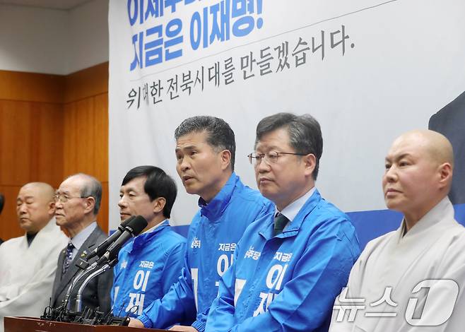 이원택 더불어민주당 전북특별자치도당위원장을 비롯한 상임선대위원장들이 12일 전북자치도 전주시 전북특별자치도의회에서 대선 출정 기자회견을 열고 질의에 답변을 하고 있다. 2025.5.12/뉴스1 ⓒ News1 유경석 기자