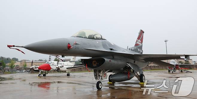 9일 경기 평택시 주한미군 오산공군기지에서 열린 '오산 에어파워데이 2025 미디어데이'에서 미 공군 F-16이 공개되고 있다. 2025.5.9/뉴스1 ⓒ News1 김영운 기자