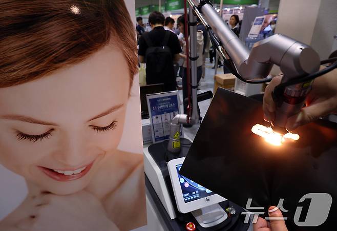 23일 오전 서울 강남구 삼성동 코엑스에서 열린 ‘한의학 및 통합의약 국제산업박람회’ 더원메디칼 부스에서 관계자가 색소지우개 토닝레이저 제품을 시연하고 있다. 2024.6.23/뉴스1 ⓒ News1 박정호 기자