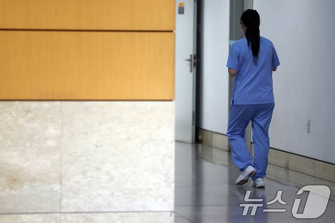 4일 서울 시내 한 대형병원에서 간호사들이 발걸음을 옮기고 있다. 2025.3.4/뉴스1 ⓒ News1 황기선 기자