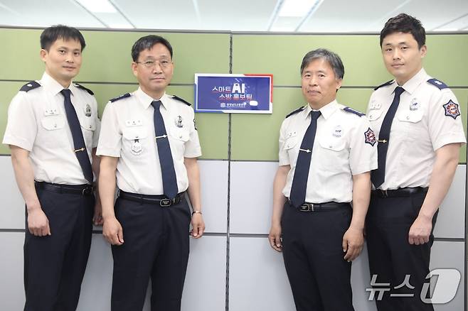 성호선 충남소방본부장(왼쪽 두번째)이 스마트 인공지능(AI) 홍보팀 출범 기념촬영을 하고 있다. (충남소방본부 제공, 재판매 및 DB금지) / 뉴스1