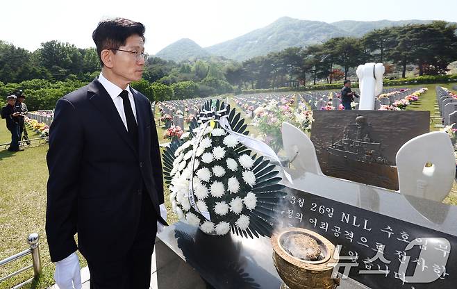 김문수 국민의힘 대통령 후보가 12일 대전 유성구 국립대전현충원에서 천안함 46용사 묘역묘역을 찾아 참배하고 있다. 2025.5.12/뉴스1 ⓒ News1 김민지 기자