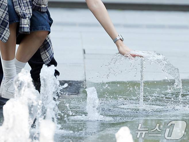 대체로 맑고 포근한 '초여름 날씨'를 보인 12일 오후 서울 광화문광장 분수터널에서 시민들이 더위를 식히고 있다. 2025.5.12/뉴스1 ⓒ News1 황기선 기자