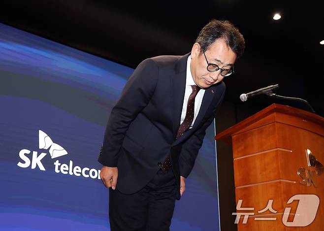 유영상 SK텔레콤 대표이사가 2일 오전 서울 중구 SK텔레콤 T타워에서 열린 사이버 침해 관련 일일 브리핑에서 유심(USIM) 정보 해킹 사고와 관련해 고개 숙여 사과하고 있다. 2025.5.2/뉴스1 ⓒ News1 오대일 기자