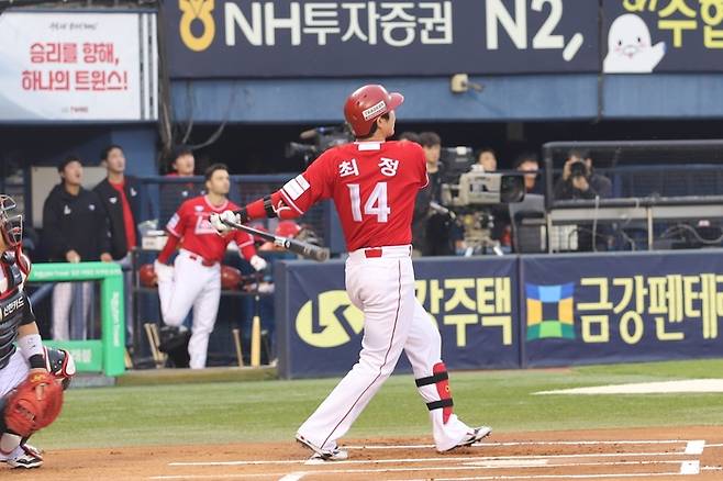 SSG 최정이 4일 잠실구장에서 열린 2025 KBO리그 LG전에서 홈런을 때리고 있다. 사진 | SSG 랜더스