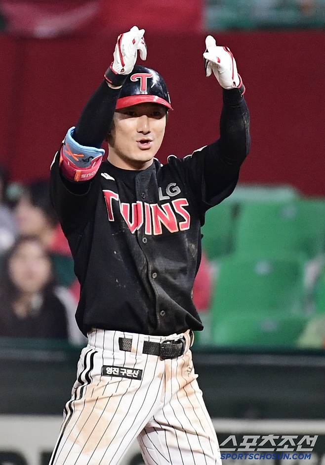 19일 인천 SSG랜더스필드에서 열린 KBO리그 SSG와 LG의 경기. 8회 2타점 적시타 날린 LG 신민재. 인천=송정헌 기자songs@sportschosun.com/2025.04.19/