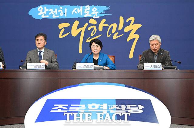 조국혁신당 고위 핵심 당직자에게 성희롱·추행을 당한 A 씨는 사건 이후 당의 늑장 대응이 또 다른 상처였다고 주장했다." /국회=박헌우 기자