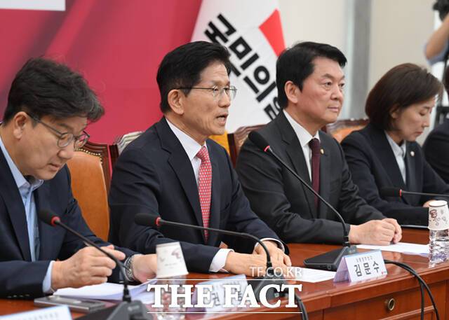 김문수 국민의힘 대선 후보가 10대 공약 중 첫번째로 '기업하기 좋은 나라, 일자리 창출'을 약속했다. 사진은 김 후보가 11일 오후 서울 여의도 국회에서 열린 중앙선거대책위원회 회의에 참석해 모두 발언하는 모습. /이새롬 기자