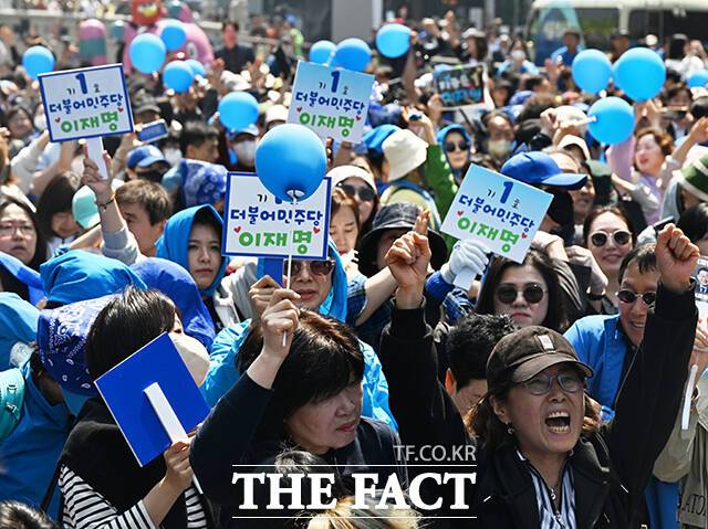 이재명 더불어민주당 대선 후보 출정식에 운집한 지지자들.