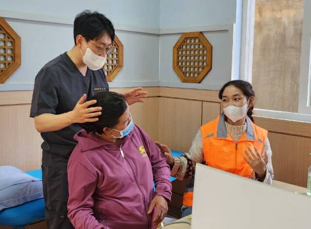 베트남 달랏시 한의진료센터에서 원광대한방병원 소속 한의사가 현지인을 대상으로 진료를 하고 있다(제공=한국한의약진흥원)