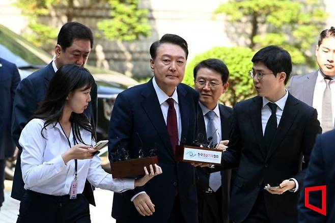 윤석열 전 대통령이 12일 오전 서울 서초구 중앙지방법원에서 열린 내란 우두머리 혐의, 직권남용 권리행사방해 혐의 사건 3차 공판에 출석, 취재진의 질문을 받으며 이동하고 있다.2025.05.12 사진공동취재단