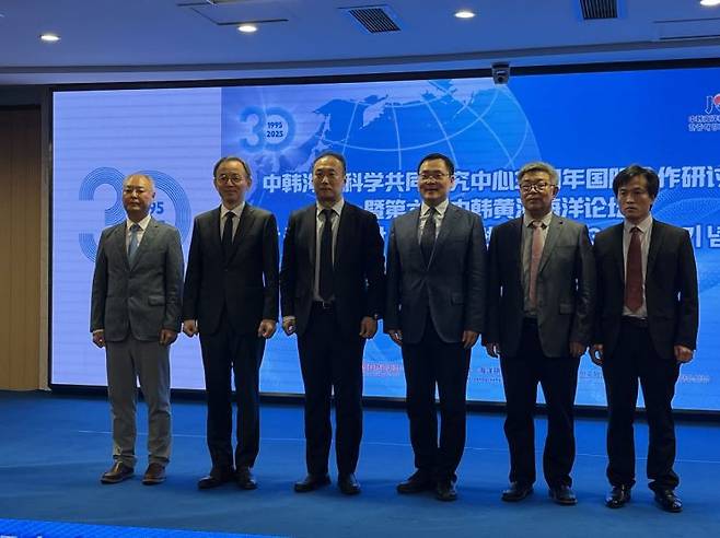 한·중 해양과학공동연구센터 설립 30주년 기념식.(왼쪽부터) 강길모 한·중 해양과학공동연구센터 공동소장(한국측), 이희승 KIOST 원장, 김명진 해양수산부 해양정책관, 왕안타오 중국 자연자원부 국제합작사 부사장, 리티에강 자연자원부 제1해양연구소 소장, 란시앙빈 한·중 해양과학공동연구센터 공동소장(중국측). KIOST 제공
