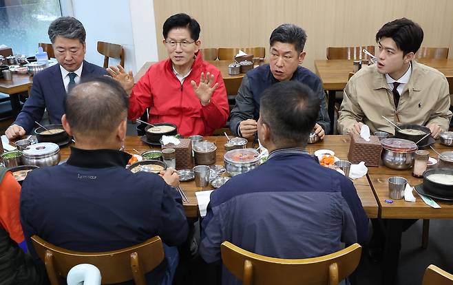 김문수 국민의힘 대선 후보가 제21대 대통령 선거 공식 선거운동이 시작된 12일 새벽 서울 송파구 양재대로 가락시장을 방문해 상인들과 순대국밥을 먹고 있다./뉴스1