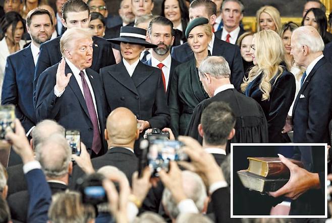 1์ 20์ผ(ํ์ง ์๊ฐ), ๋๋๋ ํธ๋ผํ ๋ฏธ๊ตญ ๋ํต๋ น์ด ์กด ๋ก๋ฒ์ธ ์ฐ๋ฐฉ๋๋ฒ์์ฅ ์์์ ์ทจ์ ์ ์๋ฅผ ํ๊ณ ์๋ค. ๋ฏธ๊ตญ ๋ํต๋ น์ ๋์ฒด๋ก ์ทจ์์์์ ์ผ์์ ์ฑ๊ฒฝ์ฑ
์ ์น๊ณ ์ค๋ฅธ์์ ๋ค์ด ์ฌ๋ฆฐ ์ฑ ์ ์ํ๋ค. ์ด๋ฒ ์ทจ์์์์ ํธ๋ผํ ๋ํต๋ น์ ๋ถ์ธ ๋ฉ๋ผ๋์ ์ฌ์ฌ๊ฐ ์ฑ๊ฒฝ์ฑ
์ ๋ค์๋ค./์ฐํฉ๋ด์คยทAP