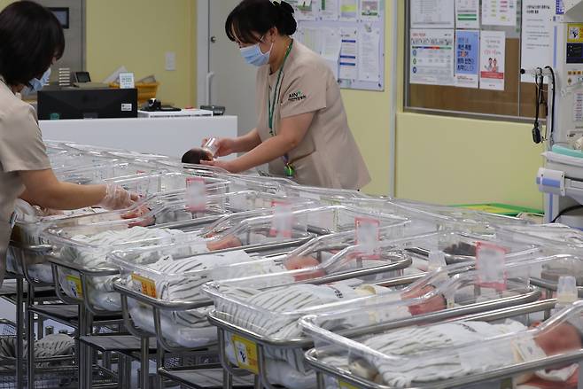 지난 2월 26일 인천 미추홀구 아인병원에서 의료진이 신생아들을 보살피고 있다. /연합뉴스