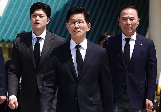 김문수 국민의힘 대통령 후보(가운데)가 12일 대전 유성구 국립대전현충원 현충탑에서 김용태 비상대책위원장 내정자 등과 참배를 하기 위해 이동하고 있다. /뉴스1