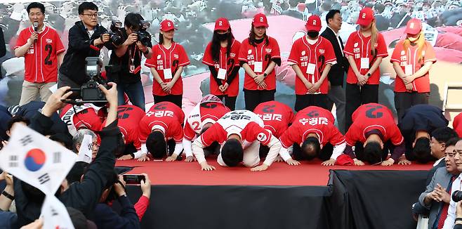 김문수 국민의힘 대선 후보가 12일 대구 서문시장에서 절을 하며 지지를 호소하고 있다. /연합뉴스