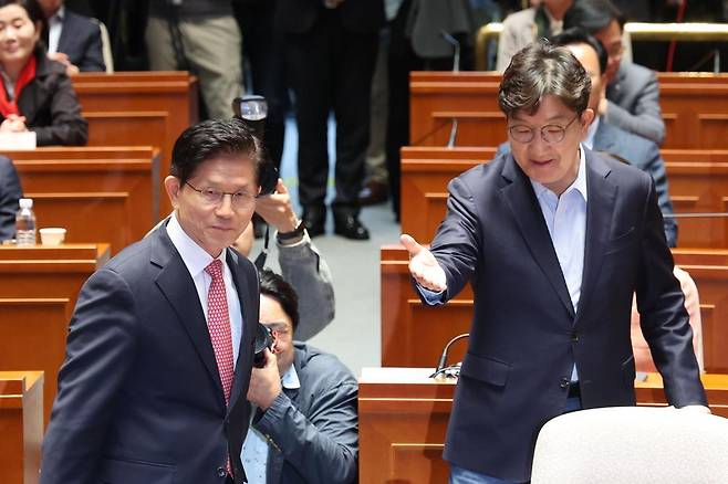 김문수 국민의힘 대선 후보가 11일 서울 여의도 국회에서 열린 의원총회에서 발언하러 이동하고 있다. 2025.05.11. 뉴시스