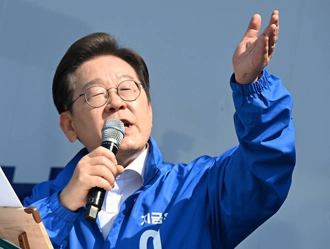 이재명 더불어민주당 대선후보가 12일 경기 화성시 동탄센트럴파크에서 열린 집중유세에서 연설하고 있다. 공동취재사진