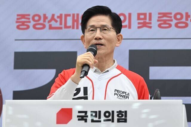 김문수 국민의힘 대통령 후보가 중앙선대위 회의에서 발언하고 있다. 공동취재사진