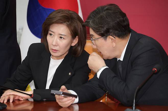 국민의힘 대선 선거대책위원장에 내정된 나경원 의원과 권성동 원내대표가 2025년 5월4일 국회에서 열린 당 선거대책위원회 회의에서 대화를 나누고 있다. 연합뉴스