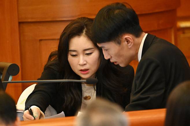 김계리 변호사가 2025년 2월25일 서울 종로구 헌법재판소 대심판정에서 열린 대통령 윤석열 탄핵심판 최종 변론에 출석해 대화하고 있다. 김계리 변호사는 이날 최후 변론에서 “저는 계몽되었다”고 밝혔다. 사진공동취재단