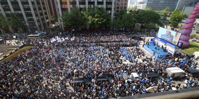 대통령 선거운동 첫날인 12일 오전 서울 종로구 청계광장에 많은 더불어민주당원과 지지자들이 운집했다. 고영권 기자
