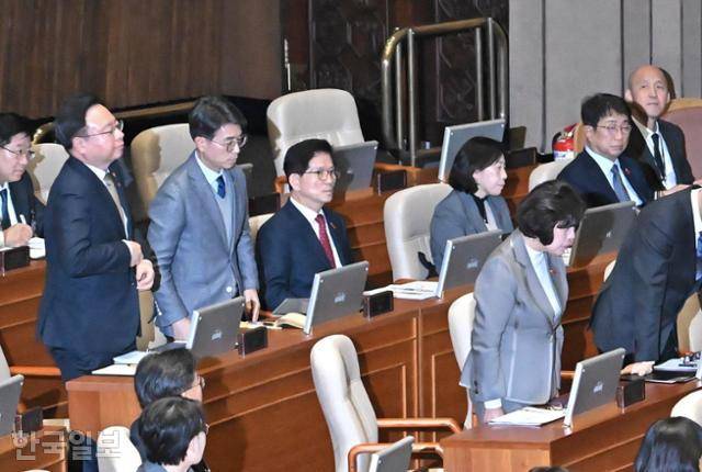 지난해 12월 11일 '윤석열 대통령 위헌적 비상계엄 선포 내란행위 관련 긴급 현안질문'이 진행된 국회 본회의 도중 서영교 더불어민주당 의원의 요구로 대부분의 국무위원이 일어서서 국민에 대한 사죄를 하는 가운데, 김문수(왼쪽 세 번째) 고용노동부 장관만 홀로 자리에 앉아 있다. 정다빈 기자