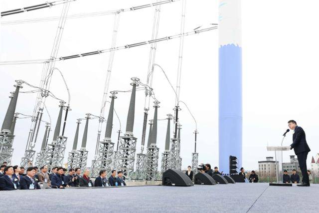 최남호 산업통상자원부 2차관이 4월 2일 충남 당진시 서해대교 인근 해상철탑에서 열린 345kV 북당진-신탕정 송전선로 준공식에 참석해 축사를 하고 있다. 뉴스1