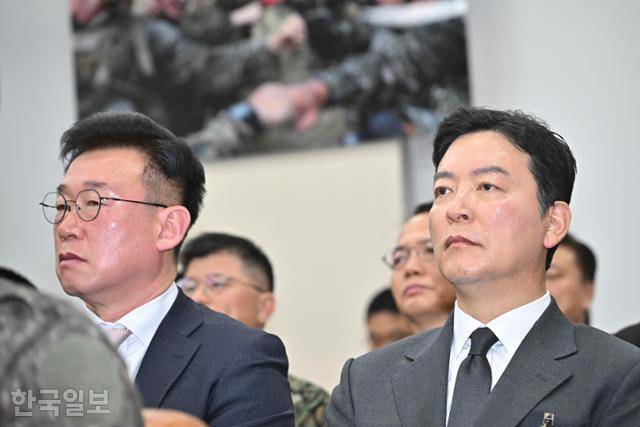 김성훈(오른쪽) 대통령 경호처 차장, 이광우 경호본부장이 1월 22일 서울 여의도 국회에서 열린 윤석열 정부의 비상계엄 선포를 통한 내란 혐의 진상규명 국정조사특별위원회 청문회에 참석해 있다. 정다빈 기자