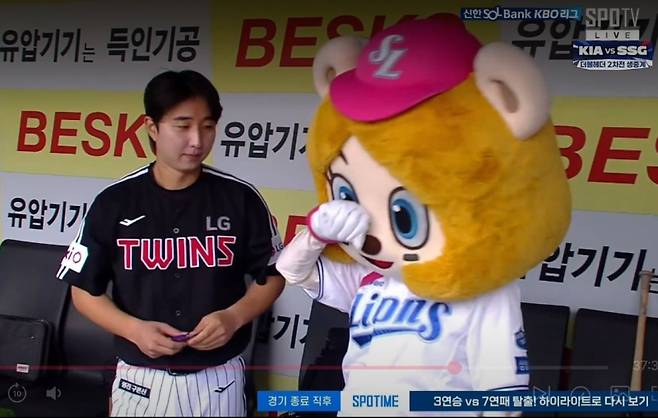 최채흥과 삼성 마스코트가 경기 전 장난을 치고 있다. SPOTV·티빙 중계화면 캡처