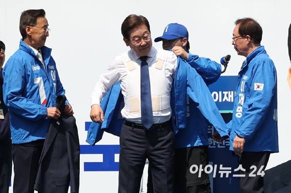 이재명 더불어민주당 대선 후보가 12일 오전 서울 광화문 청계광장에서 열린 공식 선거운동 출정식에서 방탄복을 착용한 가운데 선거운동복을 입고 있다.