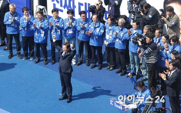이재명 더불어민주당 대선 후보가 6·3 대통령선거 공식 선거운동 첫날인 12일 '빛의 혁명'을 상징하는 공간인 서울 광화문 청계광장에서 첫 유세를 시작하며 두 팔을 번쩍 들고 있다.