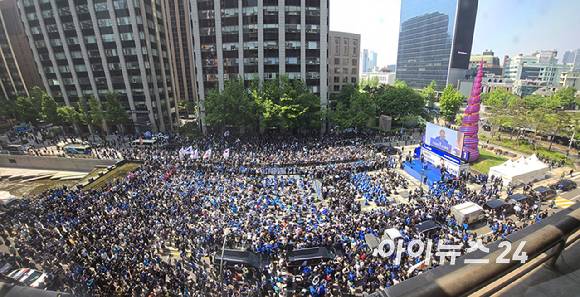 이재명 더불어민주당 대선 후보가 6·3 대통령선거 공식 선거운동 첫날인 12일 '빛의 혁명'을 상징하는 공간인 서울 광화문 청계광장에서 첫 유세를 시작하고 있다.