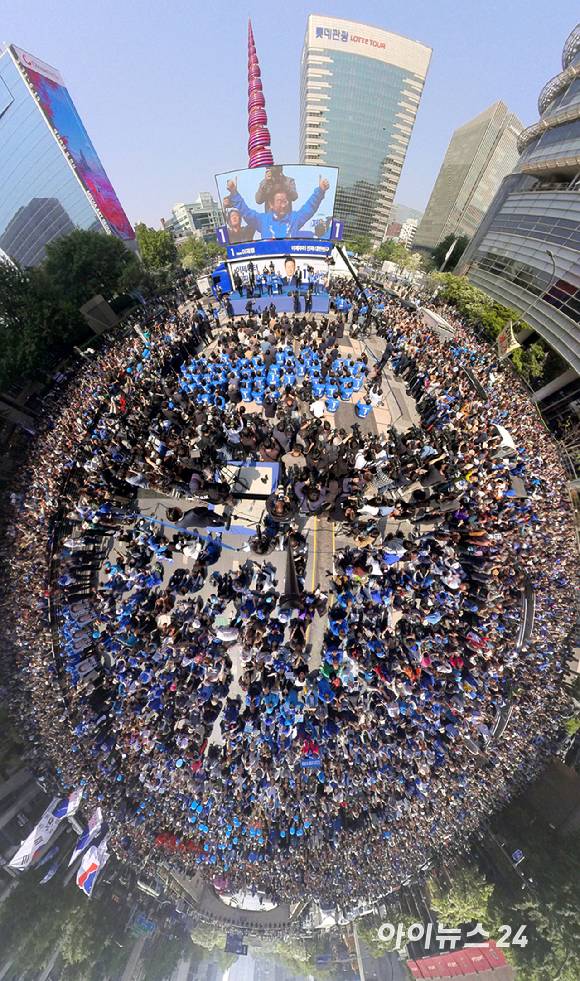 이재명 더불어민주당 대선 후보가 12일 오전 서울 광화문 청계광장에서 열린 공식 선거운동 출정식에 참석하고 있다.