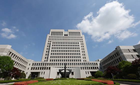 대법원이 정치권의 공세에 직면했다. 조국혁신당은 11일 조희대 대법원장과 대법관 9명에 대한 탄핵소추안을 공개했다. 뉴스1