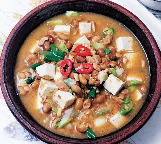 김치·장아찌·청국장·된장·낫또·삭힌 홍어·치즈를 비롯한 유제품 등의 발효식품처럼 프로바이오틱스 유산균과 프리바이오틱스가 많은 음식물을 섭취하는 건 장 건강을 돕는 좋은 방법이다.