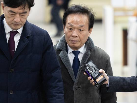 ‘백현동 개발사업 비리 의혹’ 관련 핵심 로비스트로 지목된 김인섭 전 한국하우징기술 대표(오른쪽)가 지난해 2월 13일 오후 서울 서초구 서울중앙지방법원에서 열린 특정범죄 가중처벌 등에 관한 법률위반(알선수재) 선고 공판에 출석하고 있다. 뉴스1